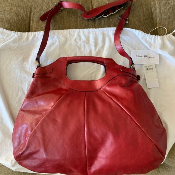Salvatore Ferragamo Gancio Levante Red Hobo Tags - Picture 3 of 8